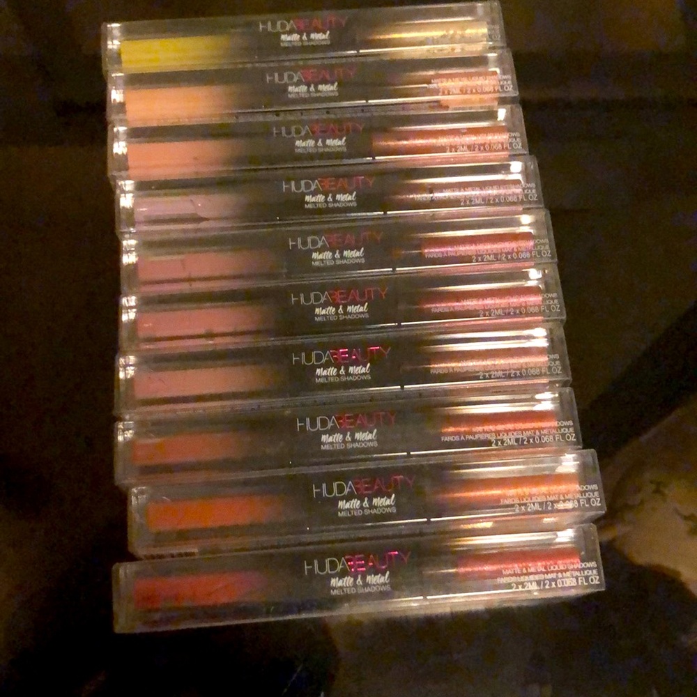 Huda Beauty matte melted eyeshadow. Easy application. Great deal!!